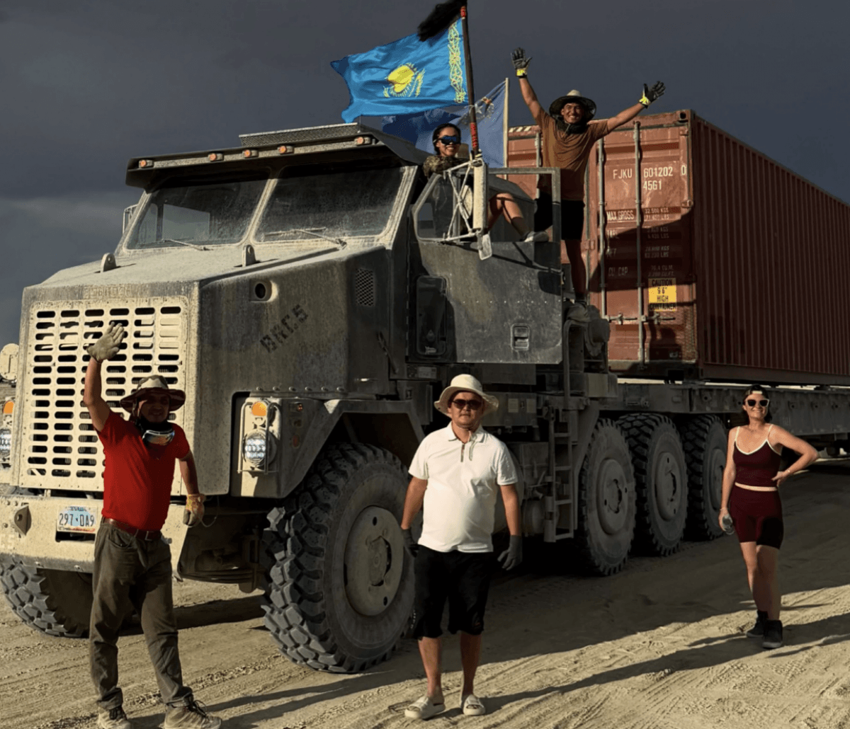 Казахстанцы установили аул из 11 юрт на фестивале Burning Man в США (ВИДЕО)