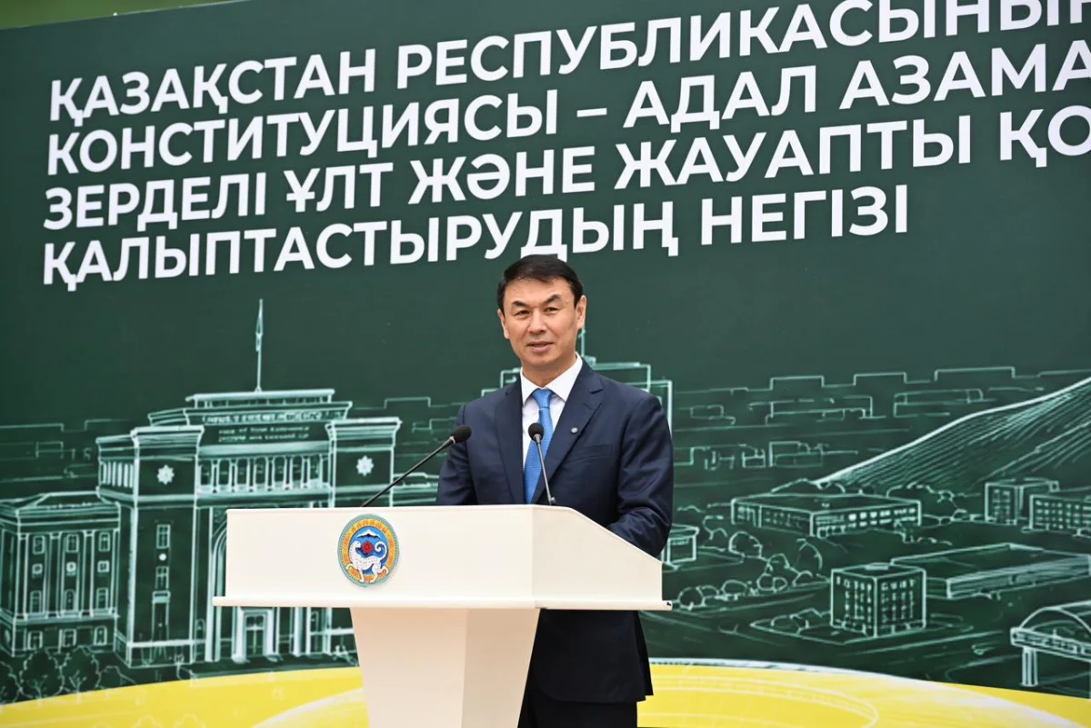 Алматы әкімі оқушыларды Білім күнімен құттықтады