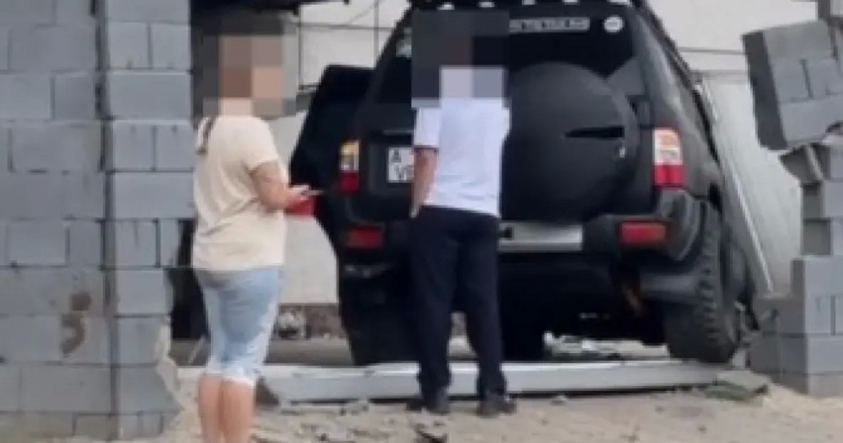  Алматыда жол талғамайтын көлікті тізгіндеген оқушы үйдің қоршауын қиратты 