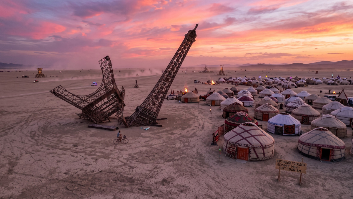 11 юрт и разбитая Эйфелева башня: что происходит в пустыне на Burning Man 2026