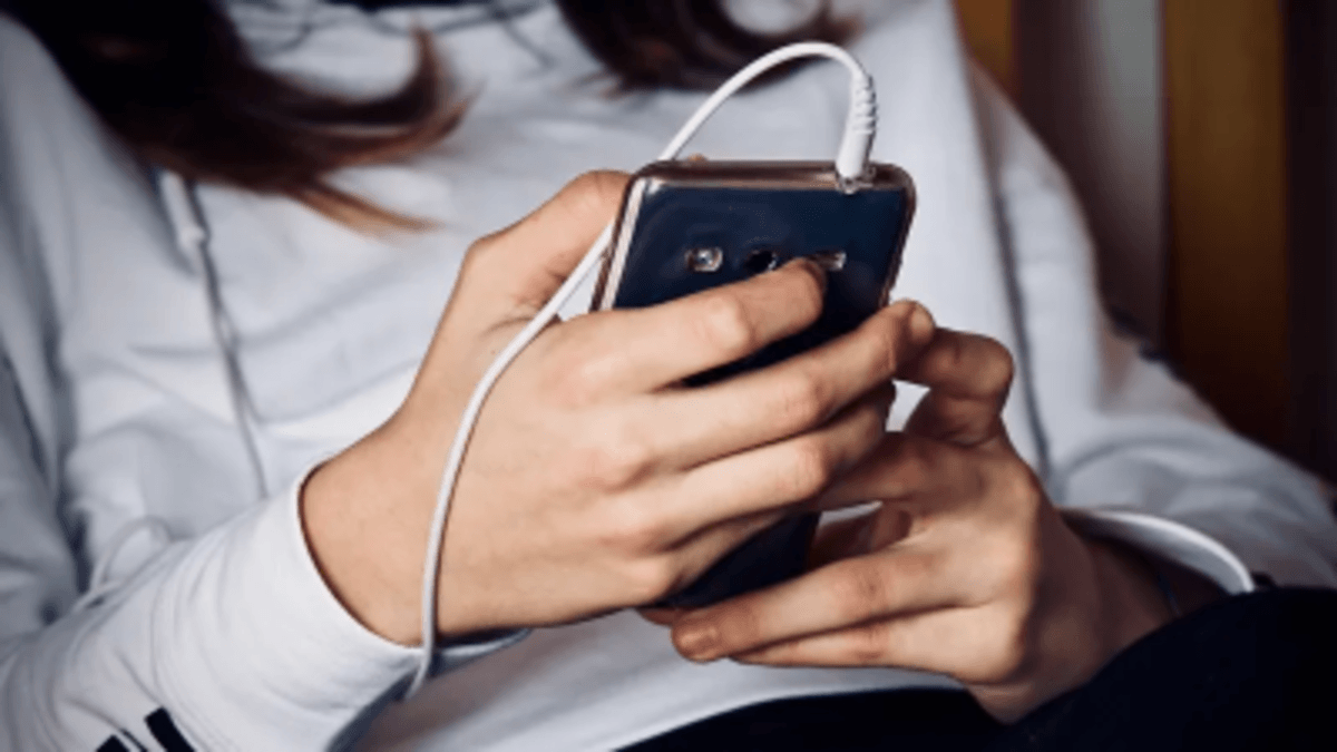 Какие бактерии могут находиться на смартфоне, рассказала врач