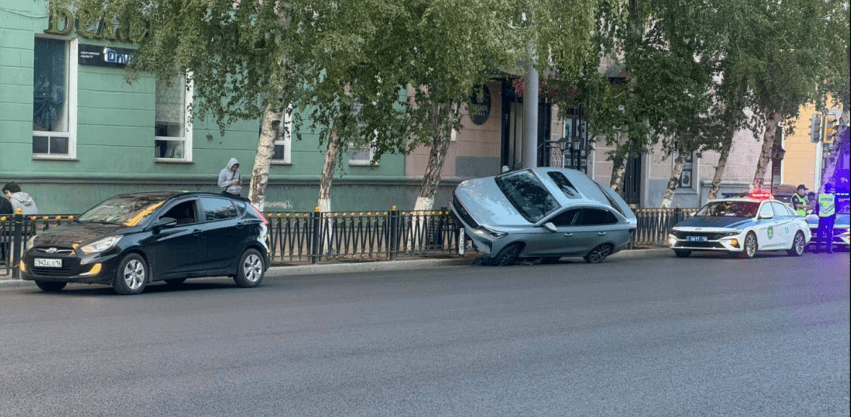 Автомобиль "залетел" на забор в Усть-Каменогорске