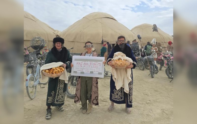 Не только бешбармак: Арсен Томский раздал баурсаки гостям Burning Man