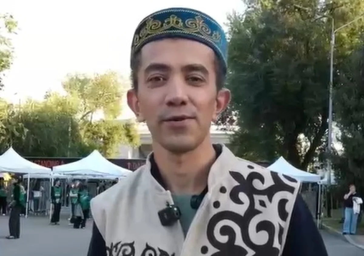 «Хит әндерін естігім келеді»: Энрике Иглесиастың Бакулық жанкүйері Алматыдағы концертке арнайы келген