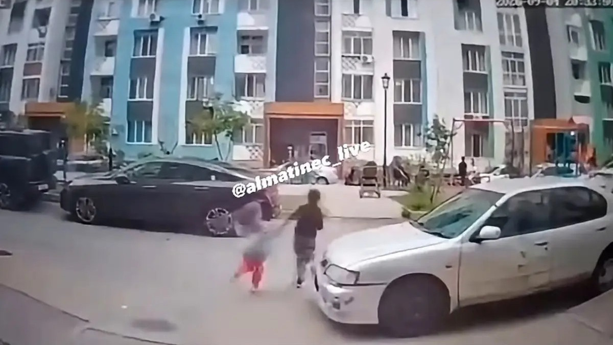 Алматы облысында көпқабатты үйдің ауласында жүргізуші екі баланы қағып кетті