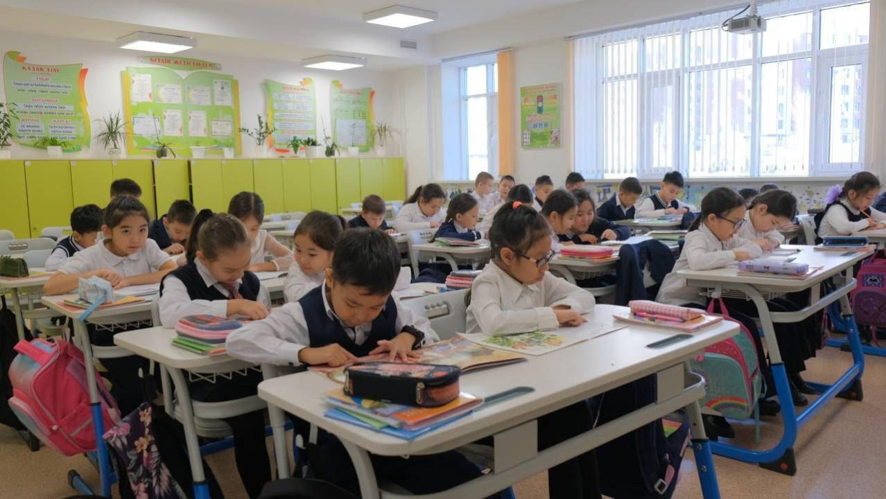 В школах Астаны день теперь начинается с книги