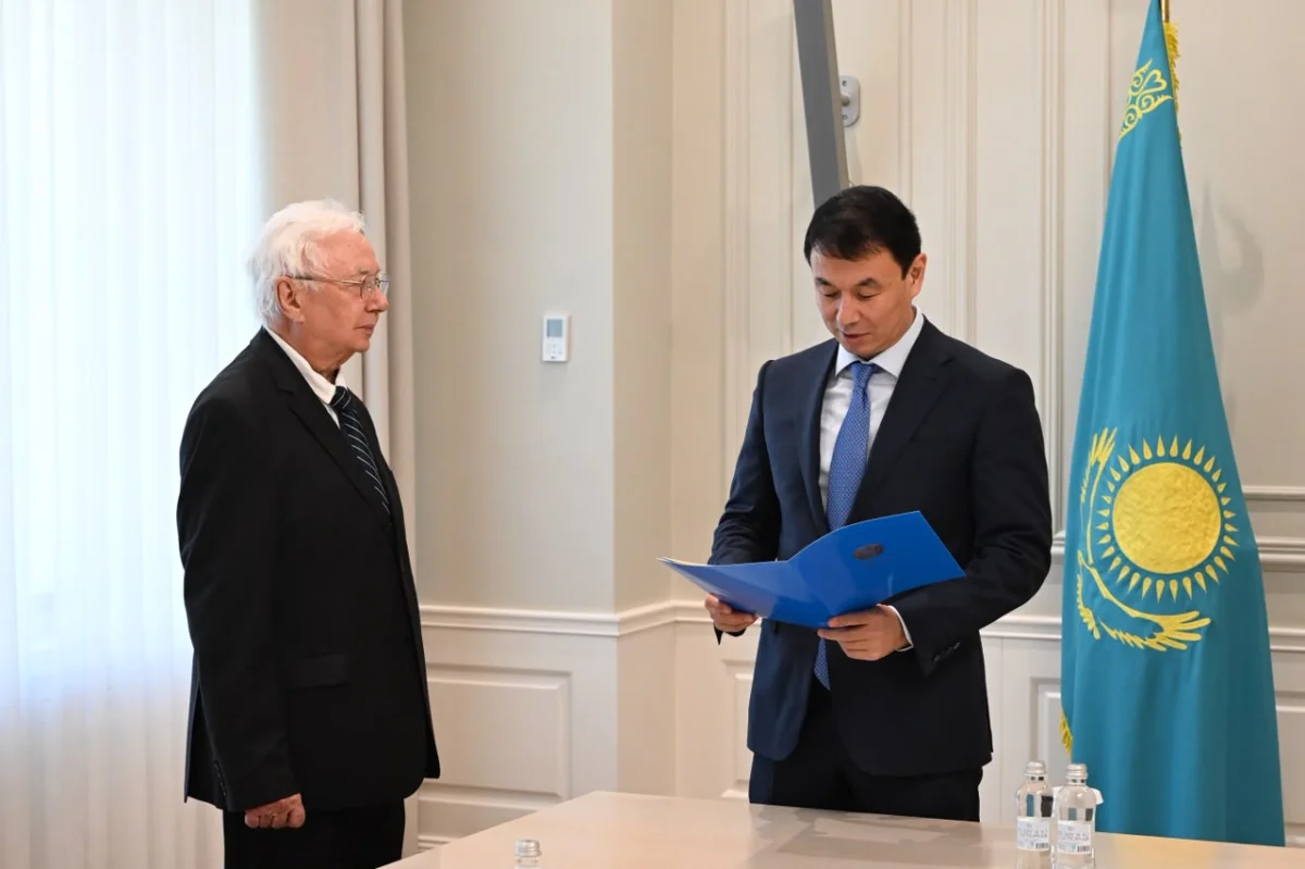 Народный писатель Казахстана Валерий Михайлов награжден орденом «Барыс» I степени