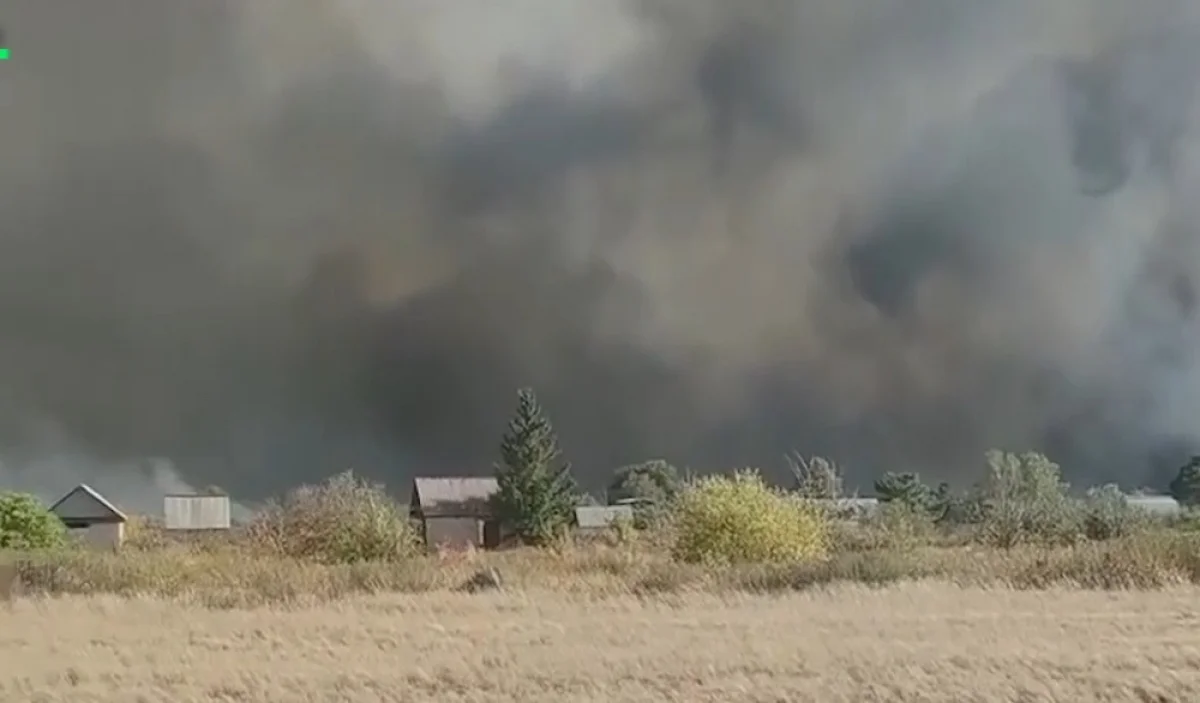 Степь в огне: пожар добрался до дачных участков