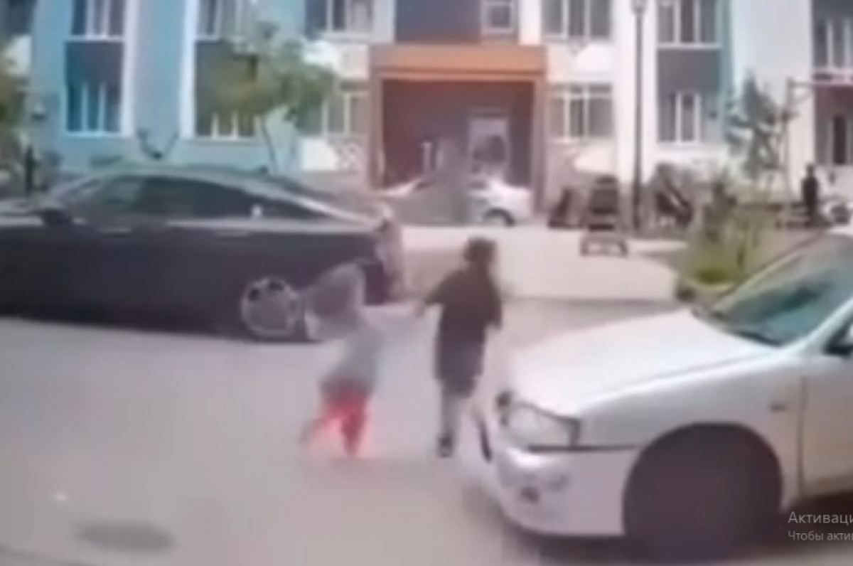 Двух детей сбили во дворе ЖК в Алматинской области
