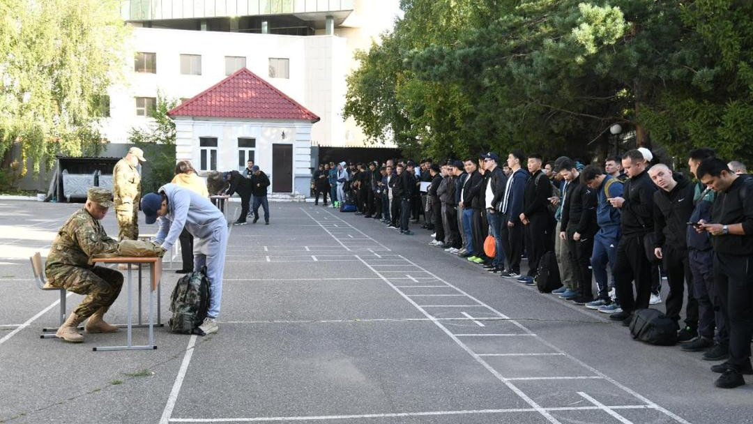 Домой не отпустят: в Астане начались воинские сборы