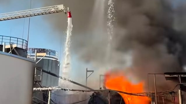 Мұнай өңдеу зауытында өрт: Қызылордада 120 тонна мұнай өнімі өртенді