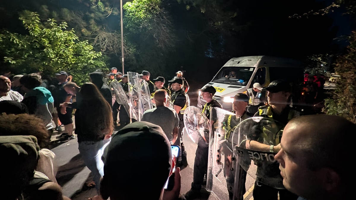 Протесты против мигрантов заблокировали дороги в портах Великобритании