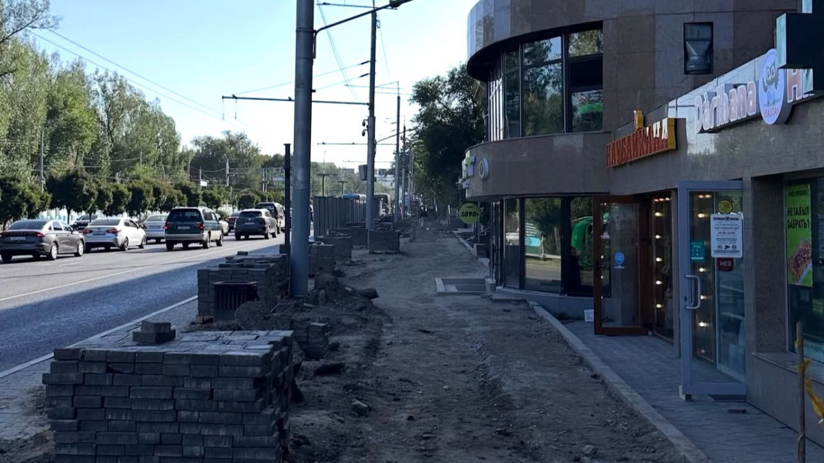 Алматылықтар тротуар плиткаларын қайта ауыстыру жұмыстарына наразылық білдірді