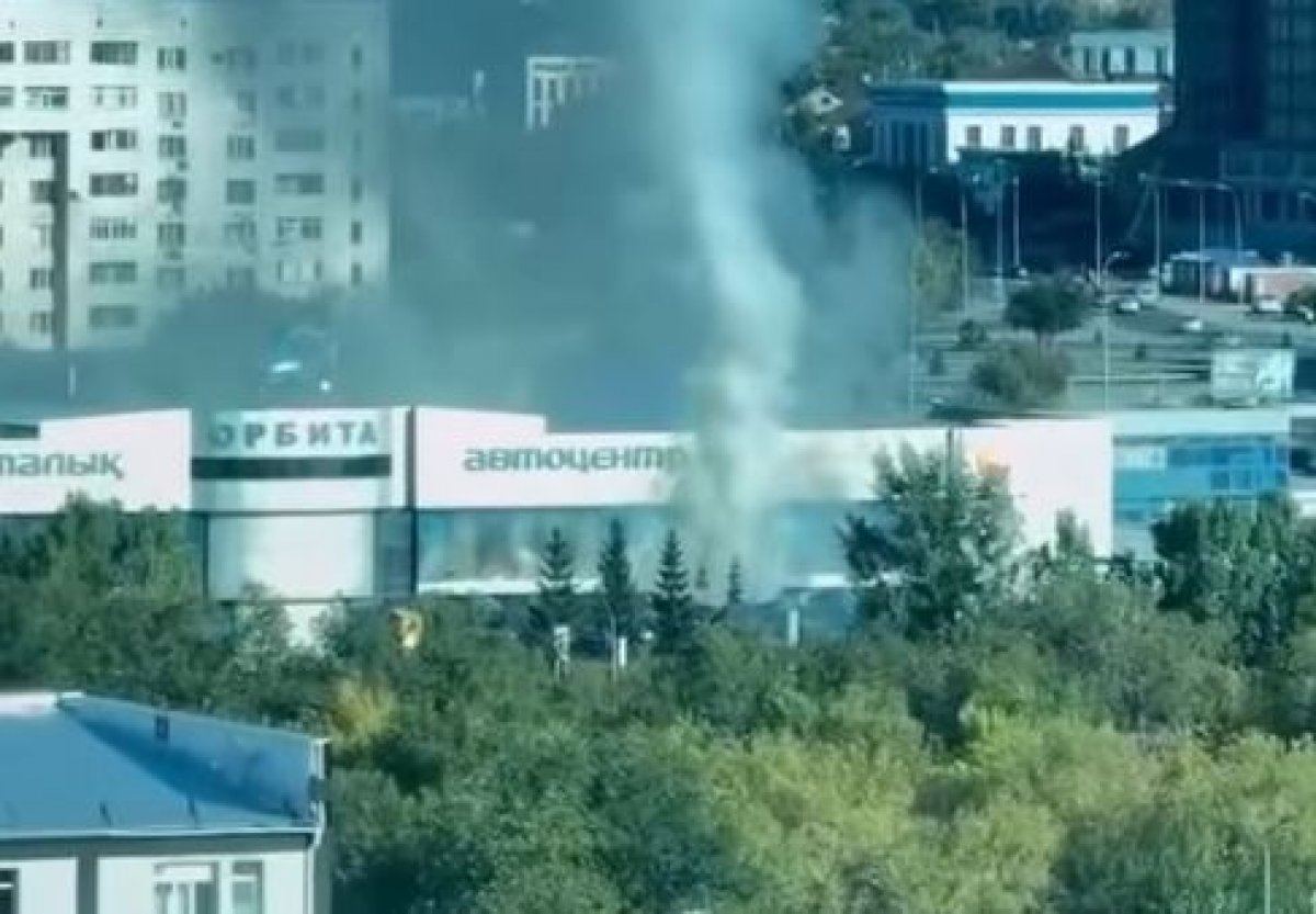 Пожар вспыхнул на авторынке Караганды (ВИДЕО)