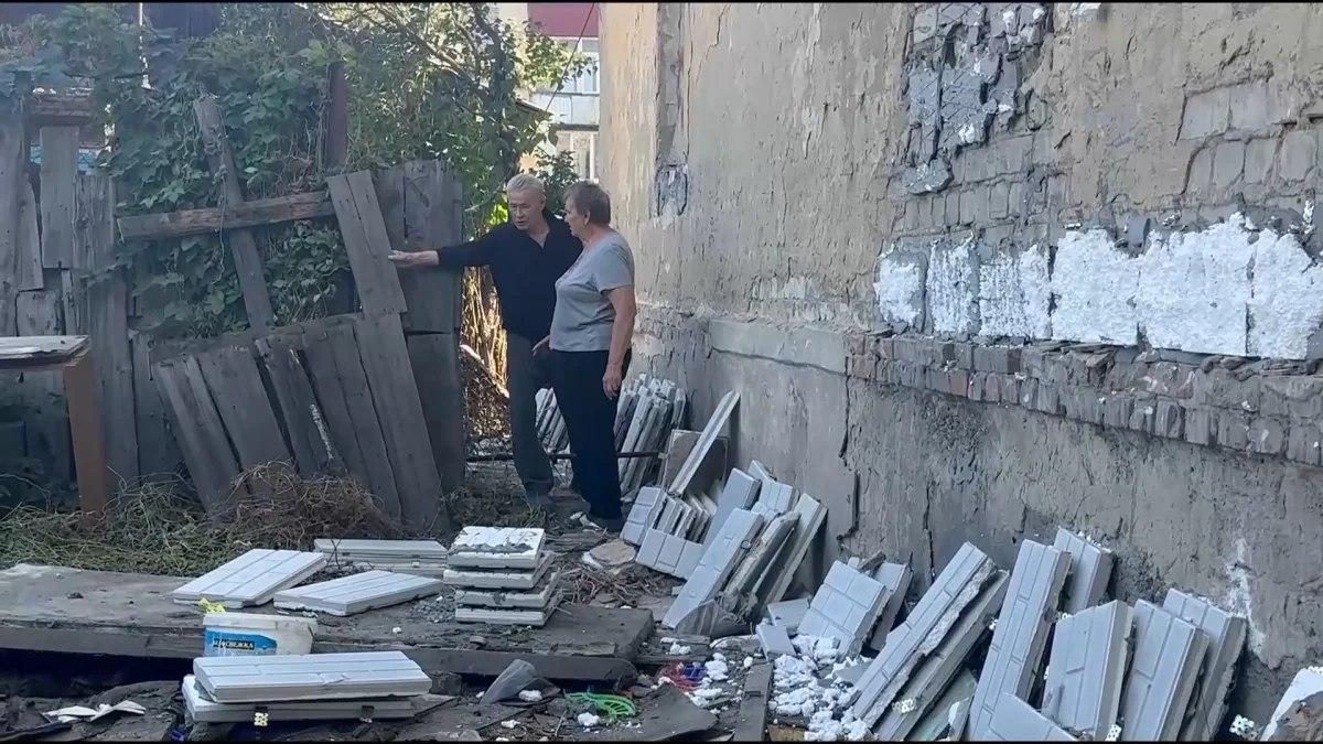 Жығылғанға жұдырық: Семейде мердігер апатты үйдің қабырғасын қопарып тастады