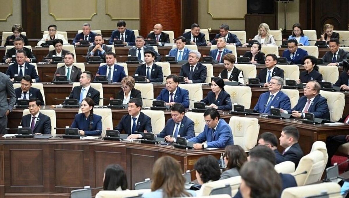 Депутатам Курултая урежут зарплату: за что теперь будут наказывать