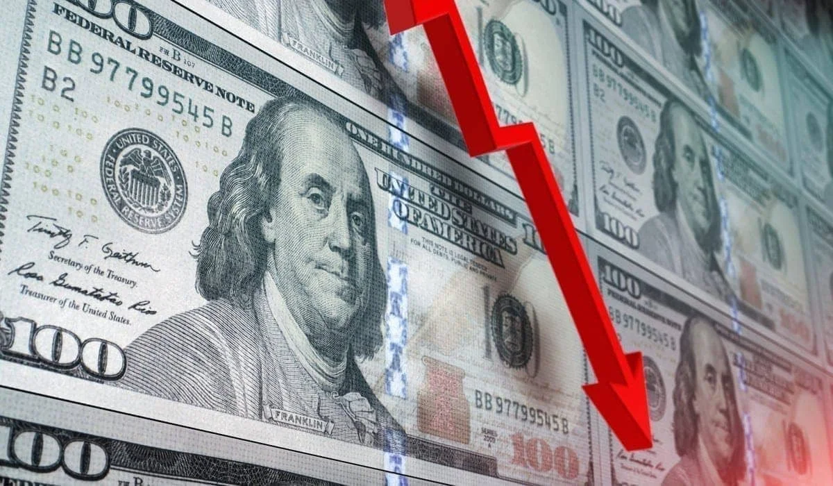 Курс доллара в обменниках Казахстана упал до 448-450 теңге
