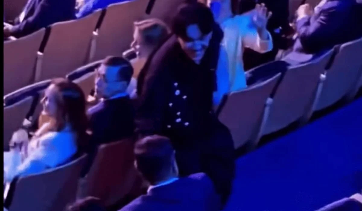 Видео с Димашем среди зрителей распространилось в соцсетях