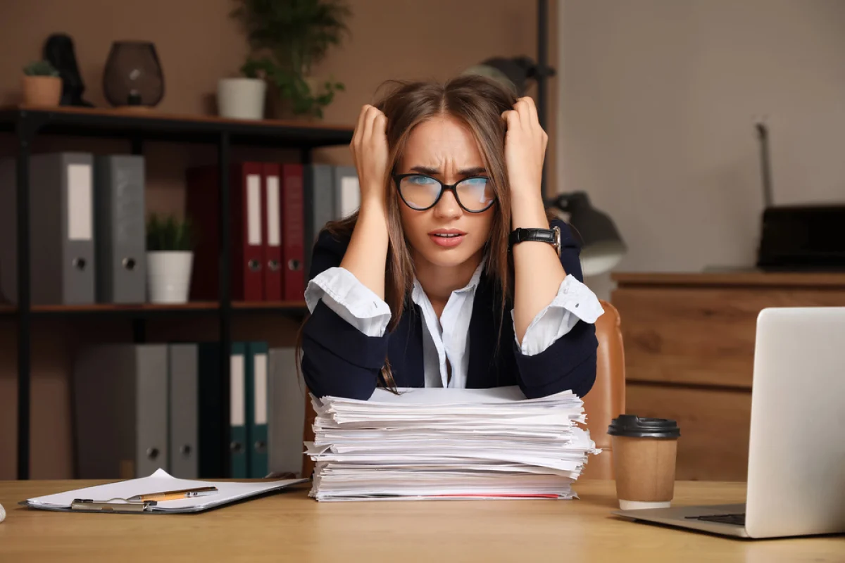 Свыше 8 часов — уже опасно: учёные связывают переработки с инсультом и депрессией