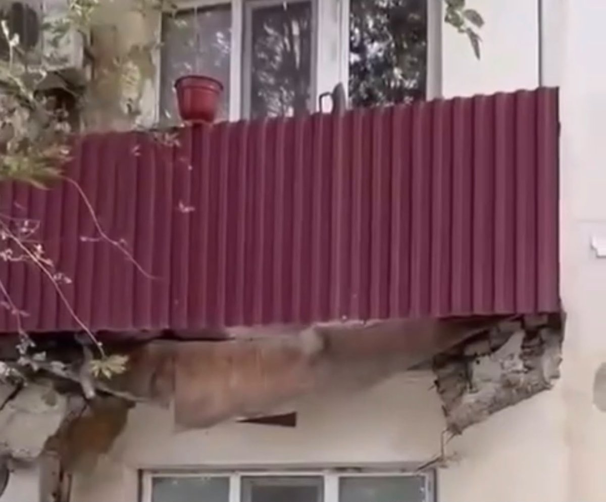 Апатты деп танылғанына үш жылдан асты: Атырауда тұрғын үйдің балконы опырылып түсті