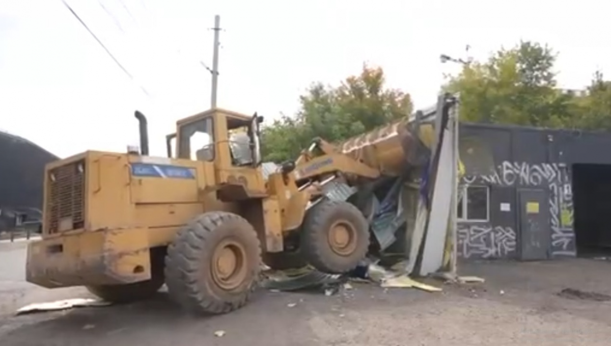 Незаконную автомойку начали сносить после восьми месяцев разбирательств в Астане (ВИДЕО)