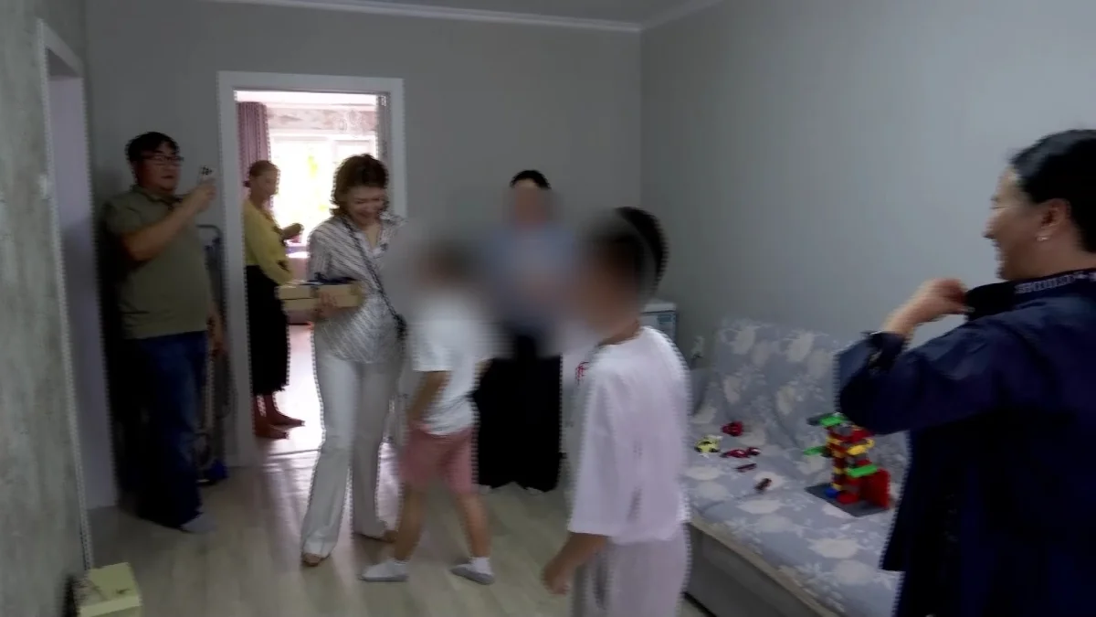 Павлодарда «Әділет» партиясының өкілдері ерекше қажеттілігі бар бала тәрбиелеп отырған  отбасыларға барды