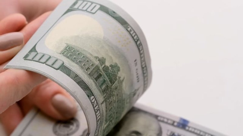 Доллар подешевел в обменниках: курс валют на 11 сентября