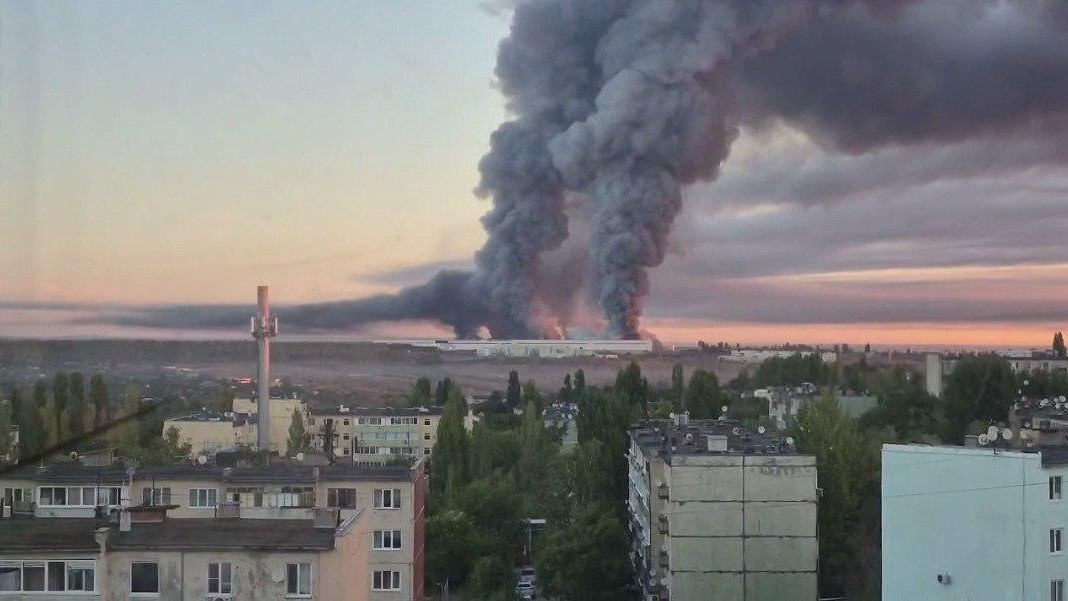 Склад Ozon в Саратове загорелся после атаки дронов