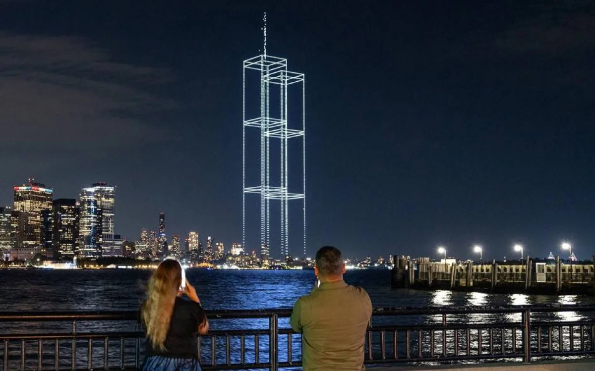 Нью-Йорк почтил память жертв 9/11, воссоздав башни-близнецы с помощью дронов