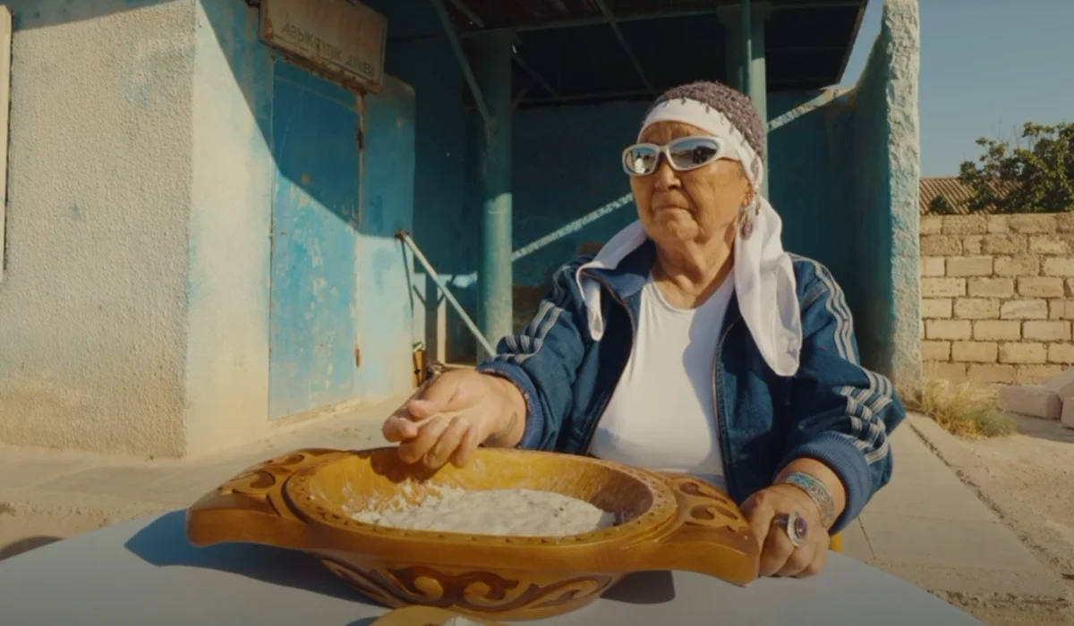 «Екі қазақ қызы түсірген видео»: Маңғыстауда «құрт сатып отырған» әжені Adidas бренді жарнамасына шығарды (ВИДЕО)