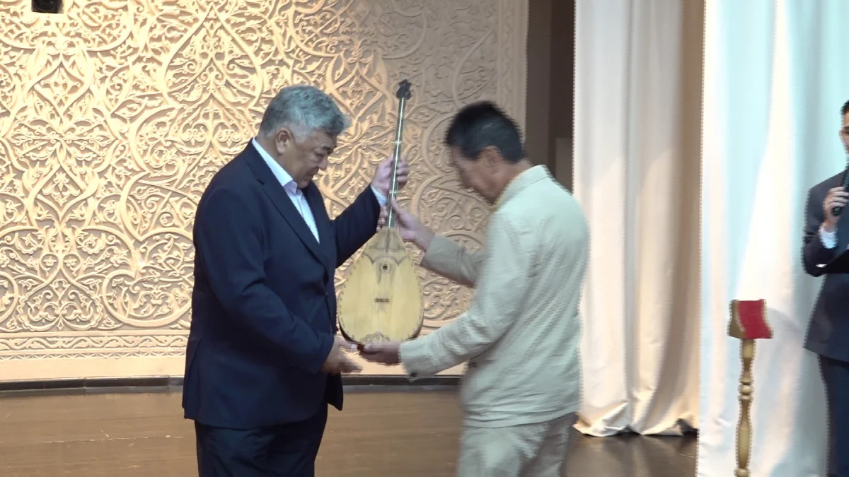 Бәкір Тәжібаев -100: ақынның қара домбырасы музейге ресми табысталды