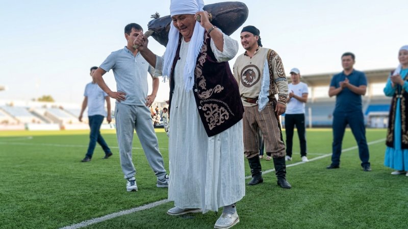 70-летняя апашка 40 раз подняла тяжелого барана