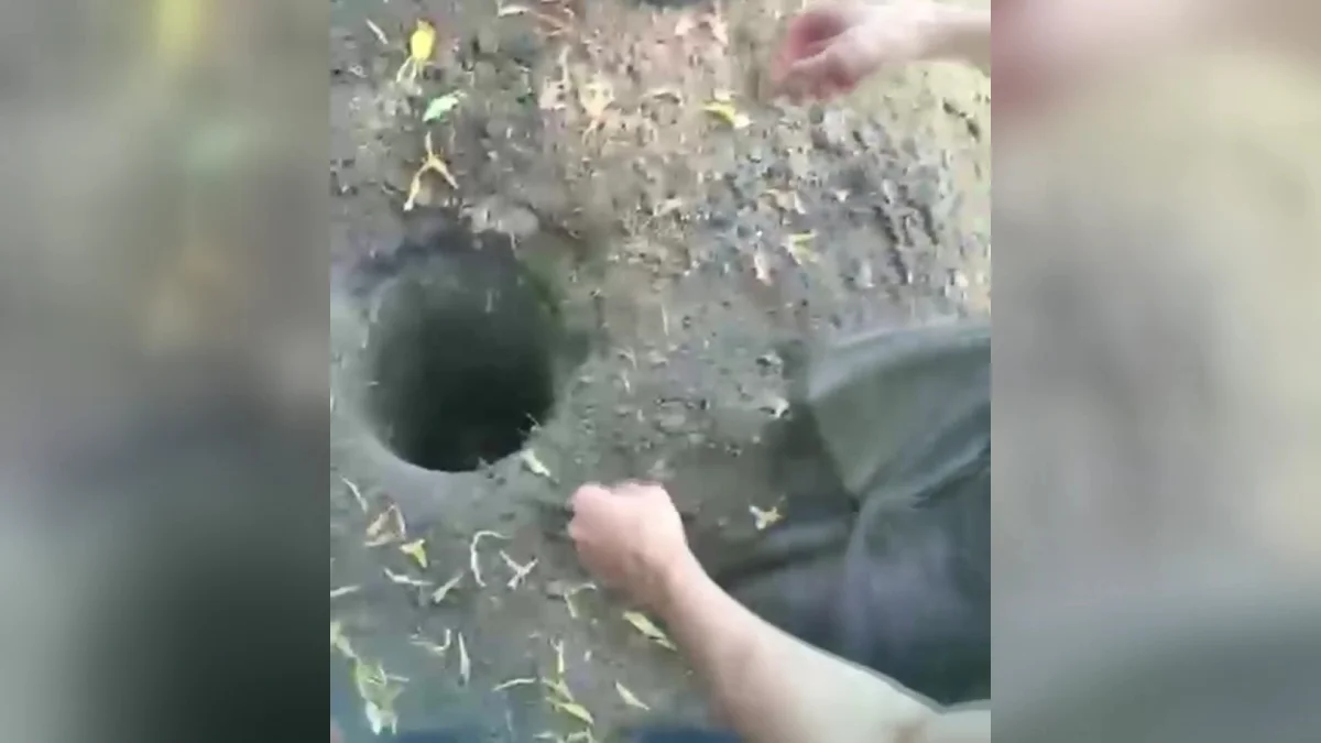 Два с половиной метра глубины: в Караганде маленький ребёнок угодил в яму