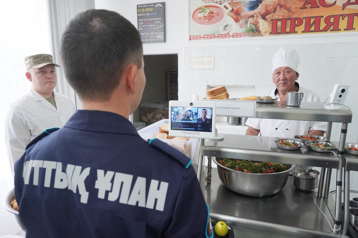 ИИ считает белки и калории: в Кокшетау военнослужащие Нацгвардии тестируют новую систему питания