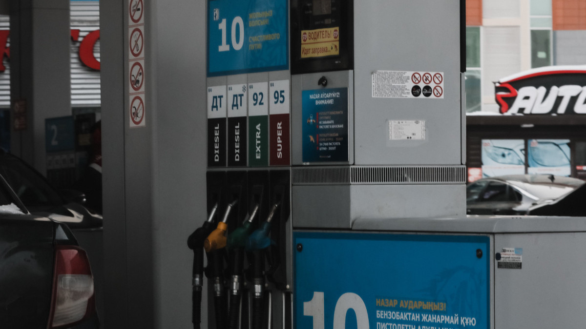 На слабую прослеживаемость топлива от НПЗ до заправок в Казахстане обратил внимание эксперт