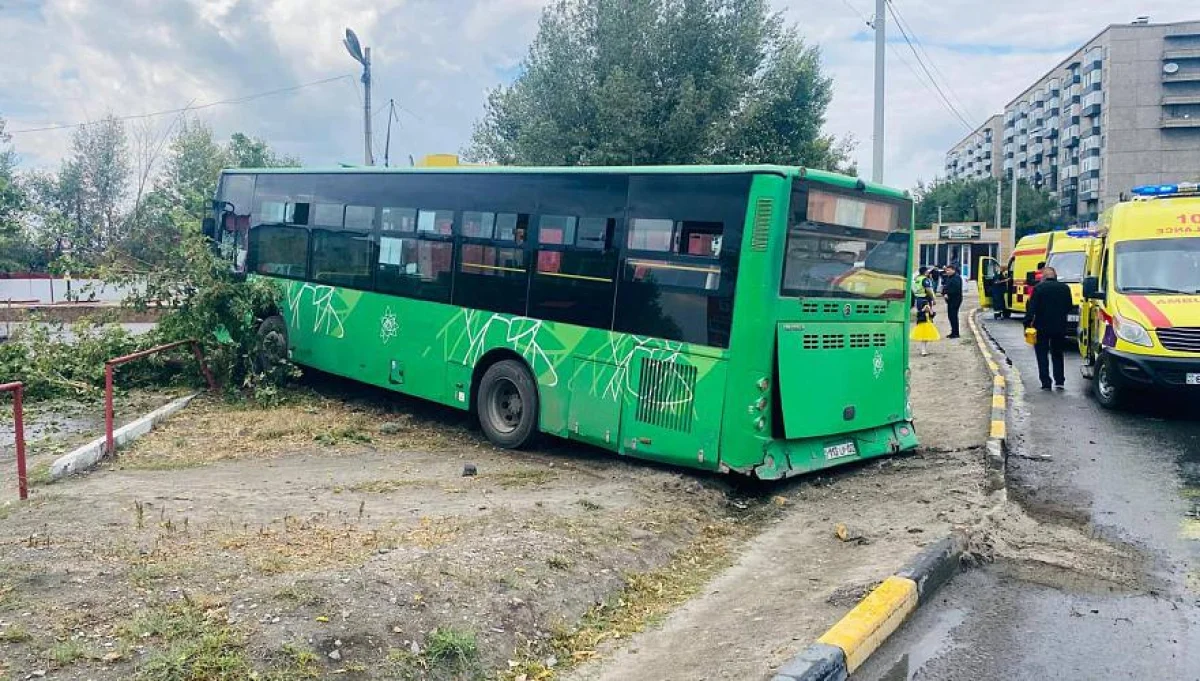 В Семее пассажирский автобус протаранил внедорожник: есть пострадавшие