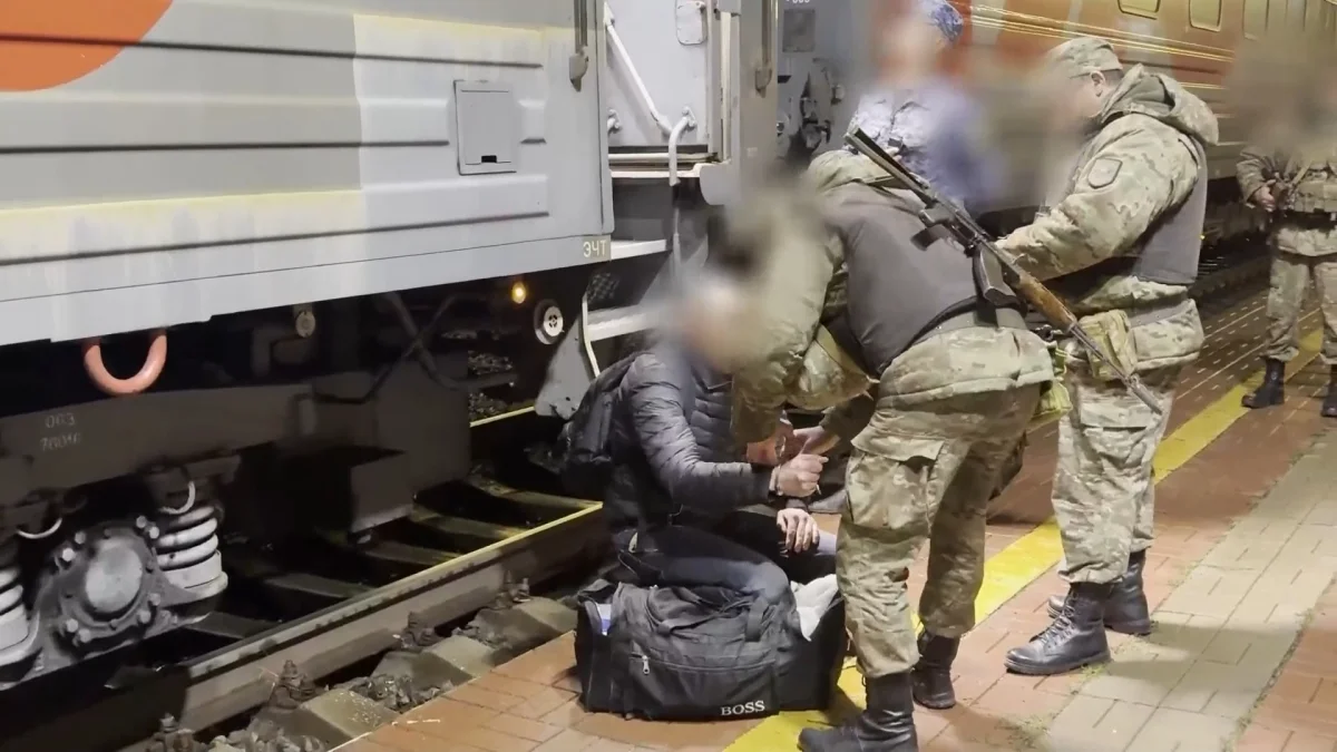 Ресейден экстрадицияланды: Теміртауда есірткі өндірген күдікті елге жеткізілді