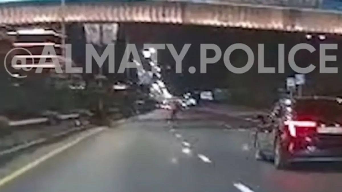 Алматыда 54 жастағы самокатшы жол апатынан қаза тапты (ВИДЕО)