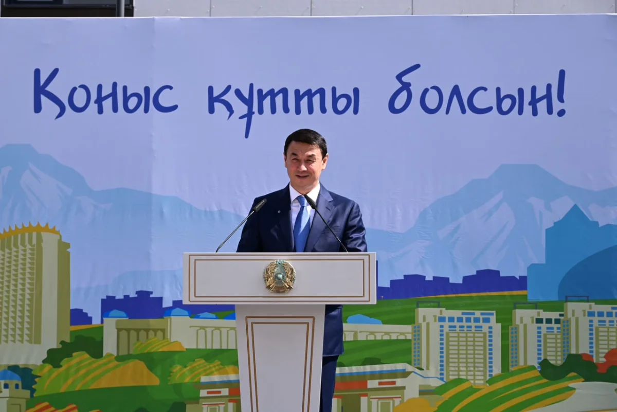 Қала күні қарсаңында Алматы әкімі кезекте тұрған азаматтарға жаңа пәтер кілтін табыстады
