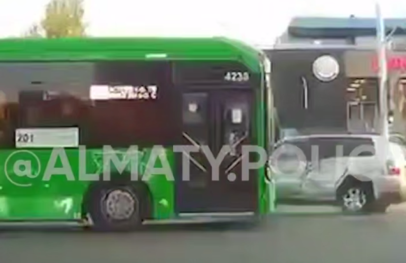 Девять человек пострадали в ДТП с автобусом в Алматы