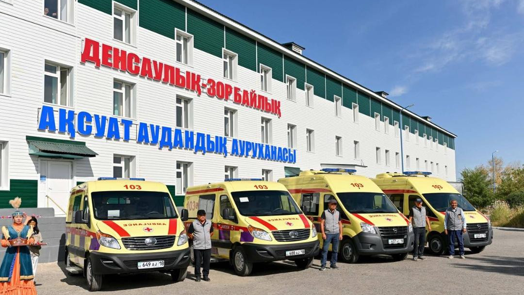 Районная больница в области Абай получила новые медицинские автомобили