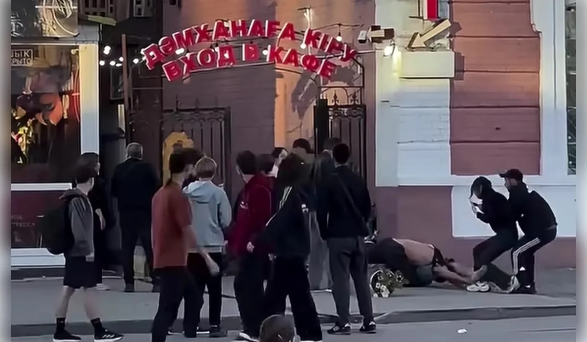 Двое мужчин устроили драку возле кафе в центре Костаная (ВИДЕО)