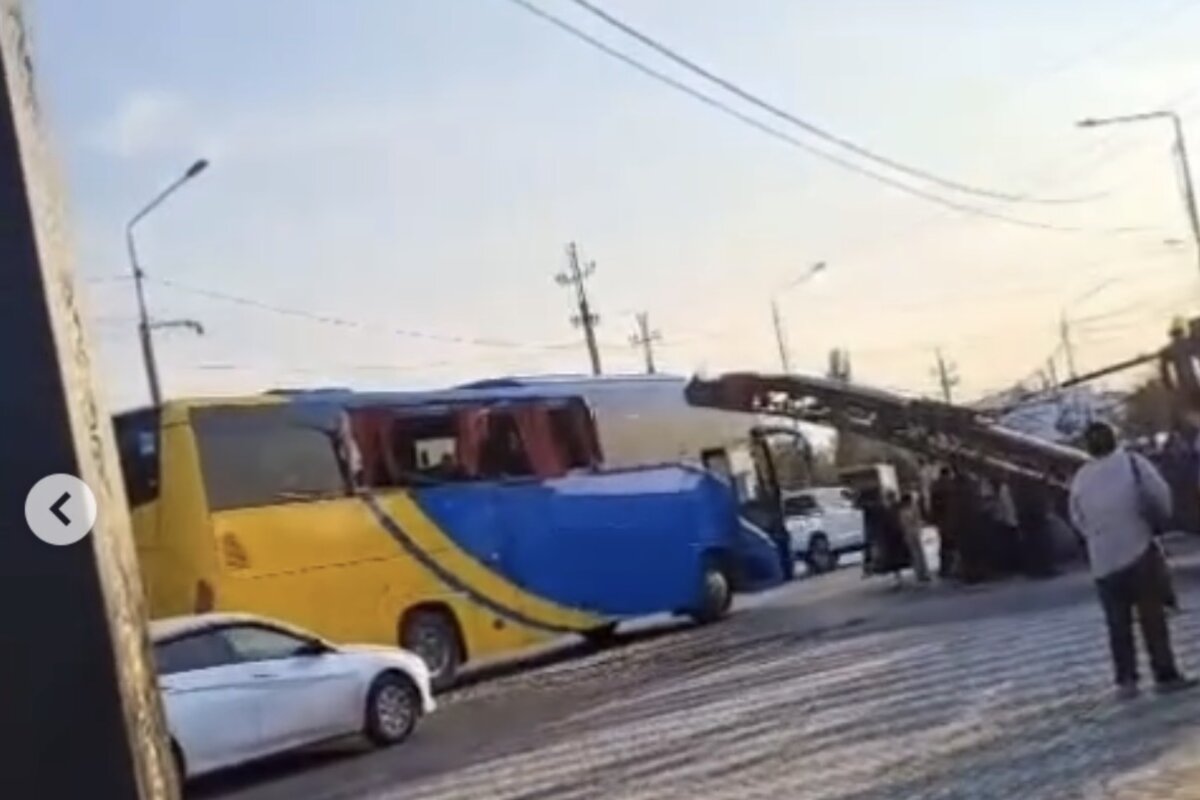 Страшное ДТП на Западе Казахстана: спецтехника пробила автобус с людьми насквозь
