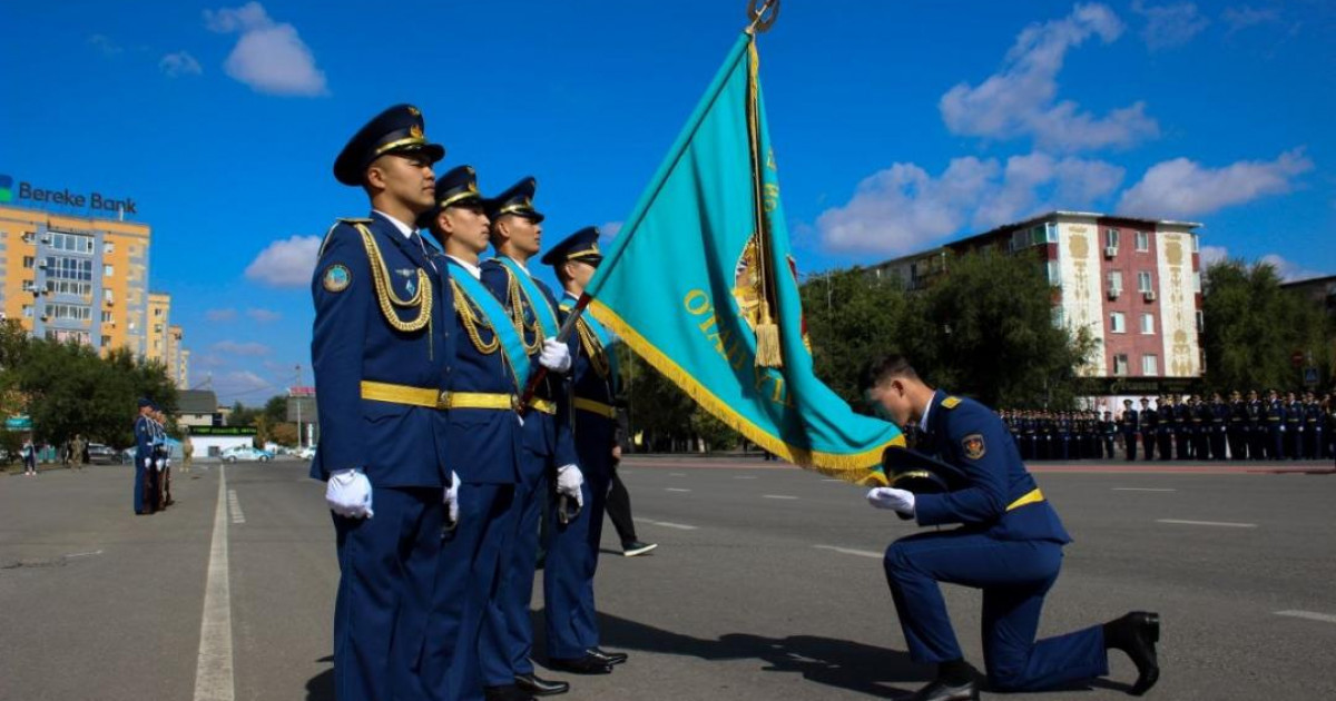   Ақтөбеде Әуе қорғанысы күштері әскери институтының 70-ке жуық түлегіне офицерлік атақ берілді   