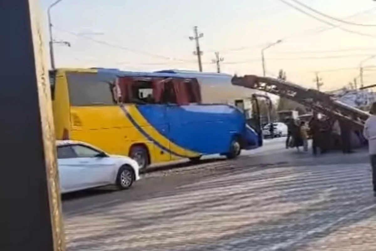 Спецтехника насквозь пробила автобус, пострадали три человека в Атырауской области