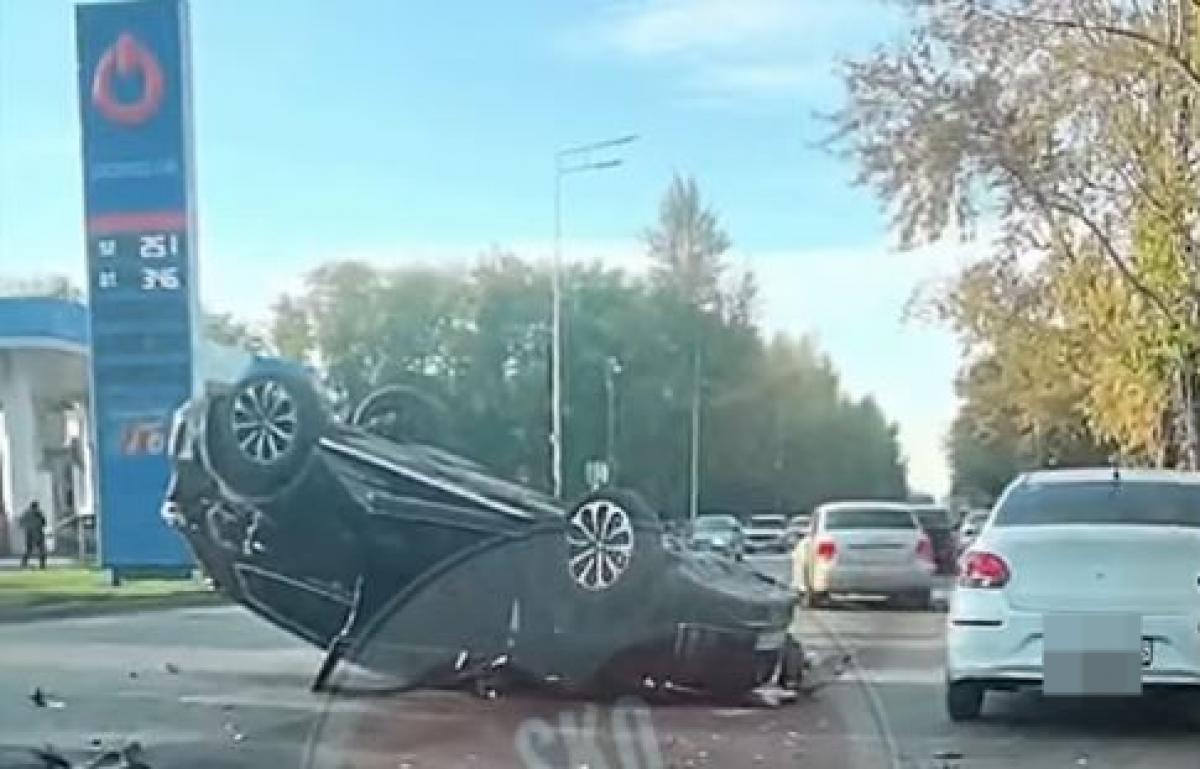 Автомобиль перевернулся после столкновения с деревом в Петропавловске