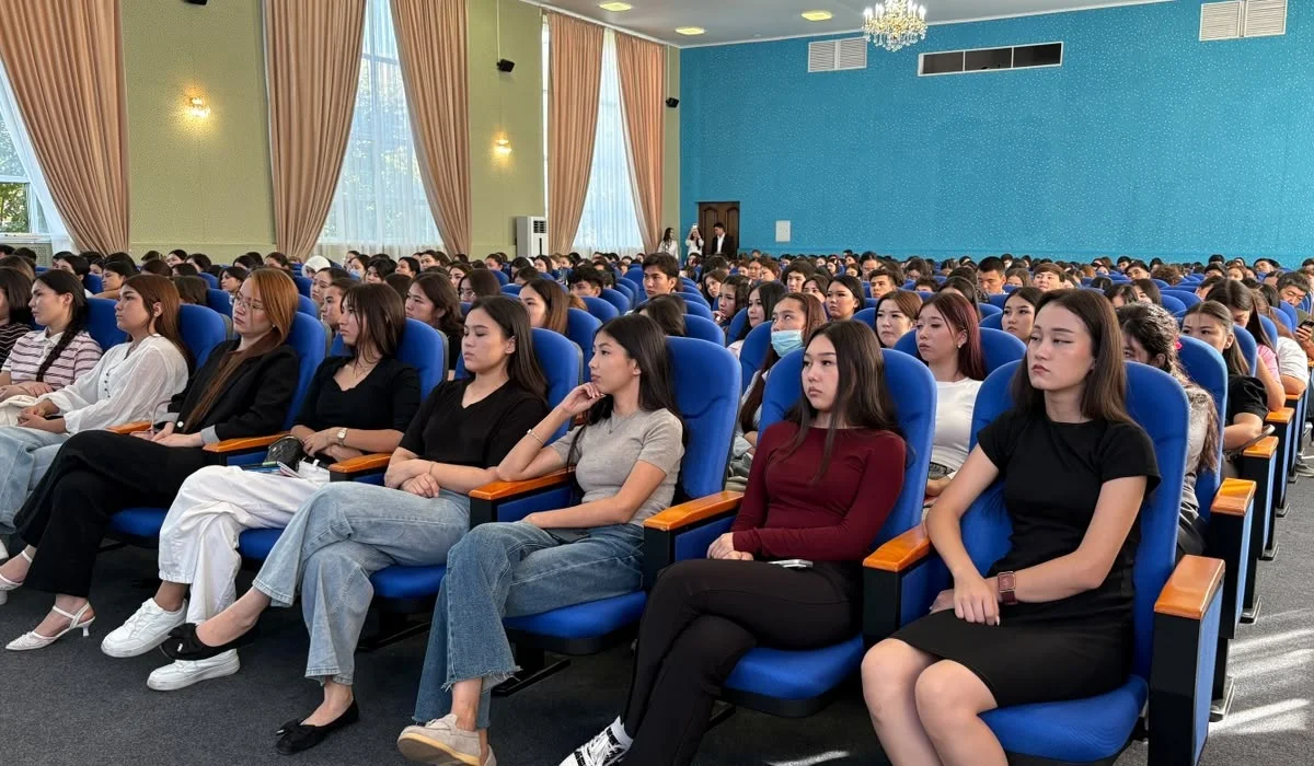 Шымкентте бірінші курс студенттерін алаяқтардан қорғауға арналған кездесулер өтті