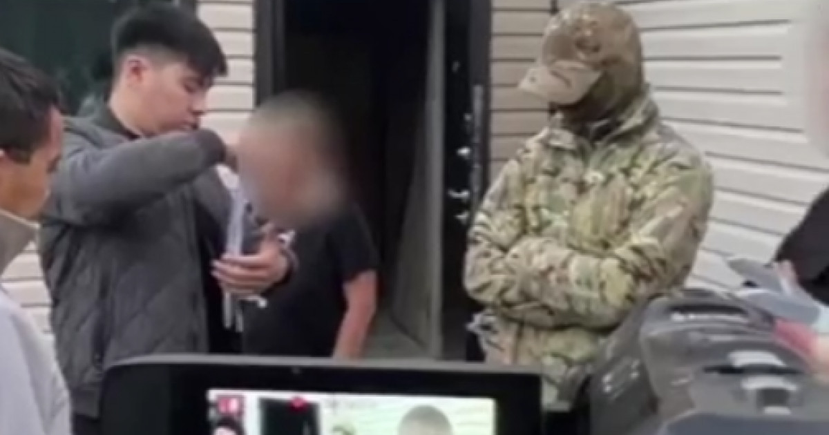  Қарағандыда бетперде киген 3 адам ғимараттың есігін бұзып ұрлыққа түскен (ВИДЕО) 