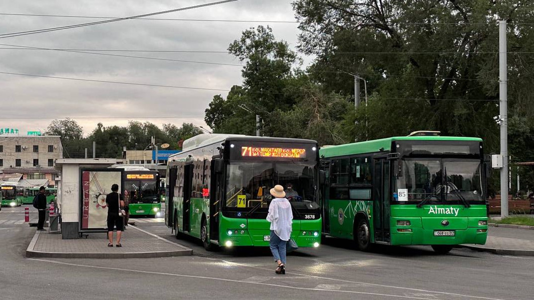 Почти половина проверенных автобусов Алматы не прошла проверку на выбросы