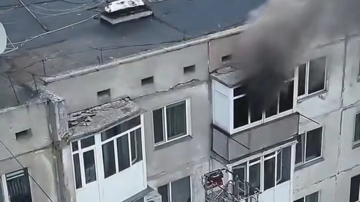 В Кокшетау спасатели ликвидировали пожар в многоэтажке и предотвратили взрыв газбаллона